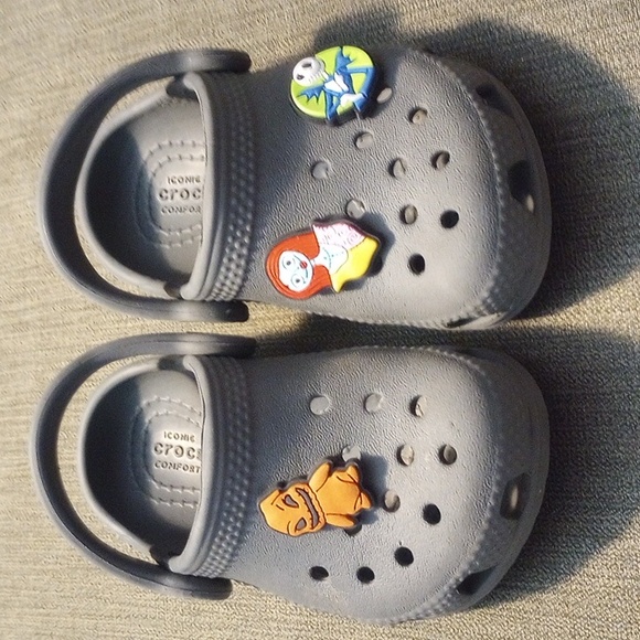 Toddler's Unisex Slate Grey Crocs Classic Clogs With Charms- Size C5 - Picture 2 of 8